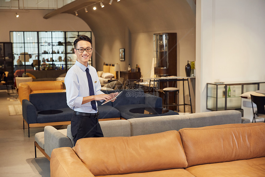 家具店銷(xiāo)售人員形象高清圖片下載-正版圖片501682602